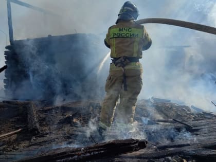В Заводском районе пожарные тушили нежилой деревянный дом