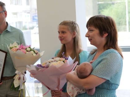 Глава СФР вручил саратовской семье юбилейный сертификат на маткапитал