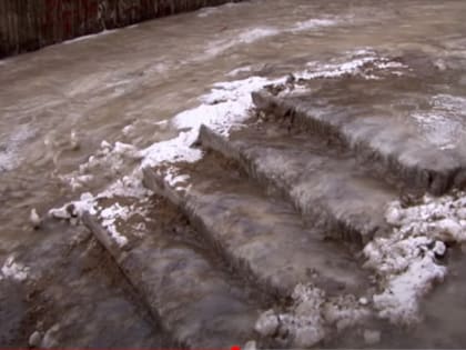 Девочка упала на обледенелой лестнице. Компания выплатила компенсацию