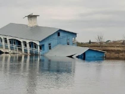 Затонувший дебаркадер. Транспортная прокуратура подала иск из-за загрязнения реки