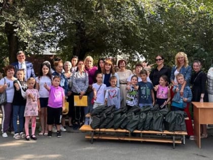 Активисты партии Кировского района принял участие в акции «Собери ребенка в школу»