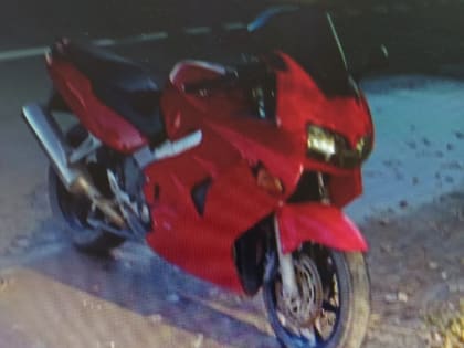 Мотоциклист врезался в старую иномарку и отправился в больницу