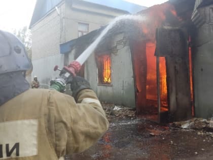 Крупный пожар в Саратове. Горит склад со спиртом, есть пострадавшие