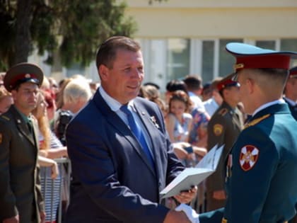 Александр Янклович вручил дипломы выпускникам Саратовского военного института Росгвардии