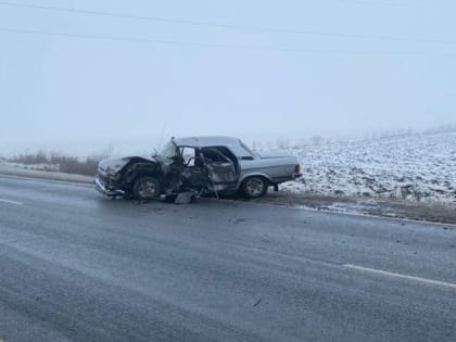 Под Саратовом не разъехались фура и "Волга". Оба водителя в больнице