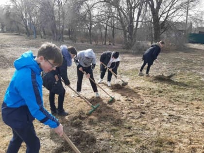 Первый весенний субботник в школе с. Широкое