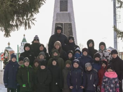 Юные борцы в Марксе провели субботник у памятника