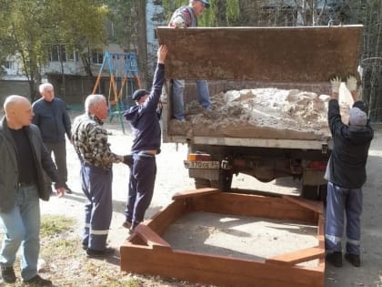 Андрей Еремин выполнил просьбу жителей по благоустройству детской площадки