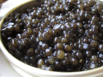 Силовики задержали на саратовском рынке торговцев черной икрой