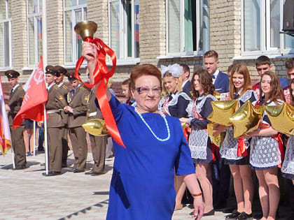 Сегодня директор школы №9 Фаина Жилкина отмечает тройной юбилей