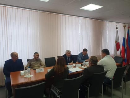 В Дергачах прошло выездное совещание по строительству модульного спортивного зала