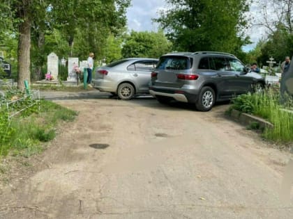 На саратовском кладбище столкнулись "Мерседес" и "Фольксваген". Шестеро пострадавших