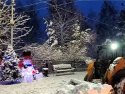 Продолжается уборка города от снега и наледи