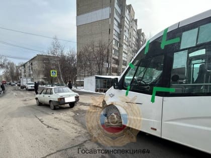 В Саратове маршрутка протаранила припаркованную машину. Есть пострадавший