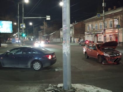 ДТП на саратовском перекрестке: пассажирка "Гранты" попала в больницу