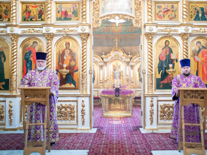 Божественная литургия в Свято-Троицком кафедральном соборе г. Покровска