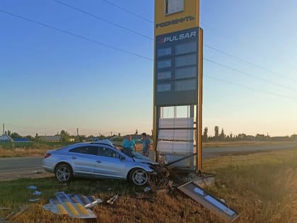 На трассе под Балаковом иномарка протаранила стелу АЗС. Три человека в больнице