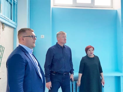 Михаил Исаев осмотрел ход работ в школах Заводского района