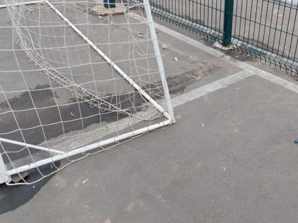 На спортплощадке под Энгельсом на ребенка рухнули футбольные ворота