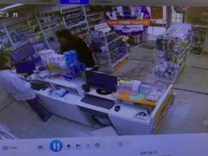 Рецидивист обворовал аптеку в Саратове и попал на камеры