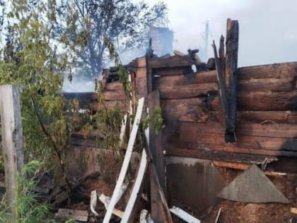 Пожар в Саратовской области: нежилой дом сгорел дотла