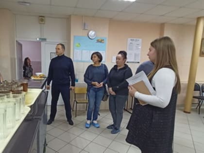 Дмитрий Кудинов вместе с родителями учащихся провел мониторинг организации питания в школах