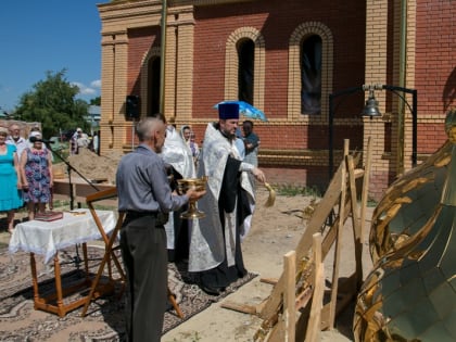 Освящены кресты и купола храма святителя Николая в Октябрьском Городке