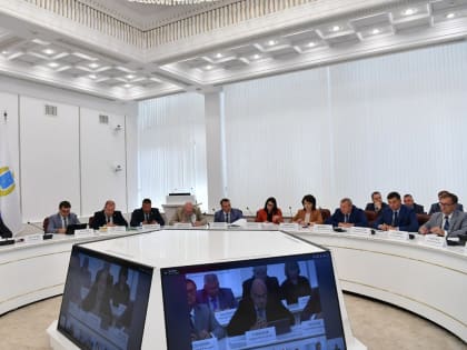 Губернатор Роман Бусаргин провел постоянно действующее совещание с зампредами и министрами Правительства области