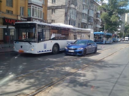 В центре Саратова из-за ДТП встали трамваи и троллейбусы