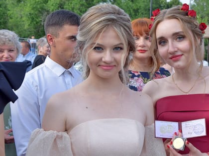 С золотой медалью во взрослую жизнь шагнули 12 выпускников
