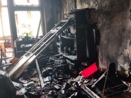 В Энгельсе тушили пожар в многоэтажке. Пострадала хозяйка горевшей квартиры