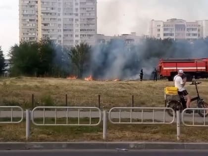 Рядом с жилыми домами в Солнечном-2 горит трава