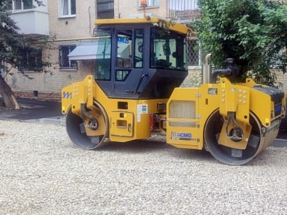 Продолжаются работы по благоустройству дворовых территорий