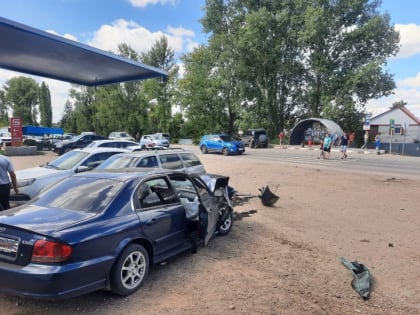 ДТП в Энгельсском районе: иномарка врезалась в припаркованные автомобили