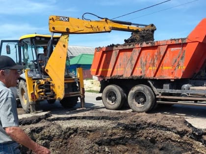 Специалисты МКП "Водоресурс" устраняют аварию на городском водоводе