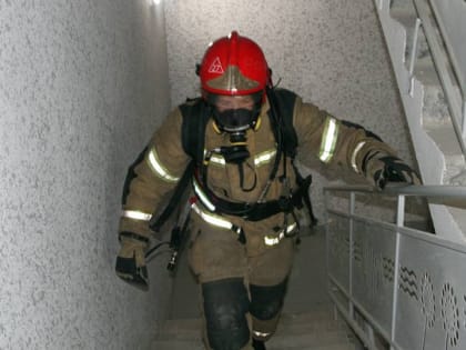 Саратовские пожарные в амуниции за две минуты забежали на 22-й этаж