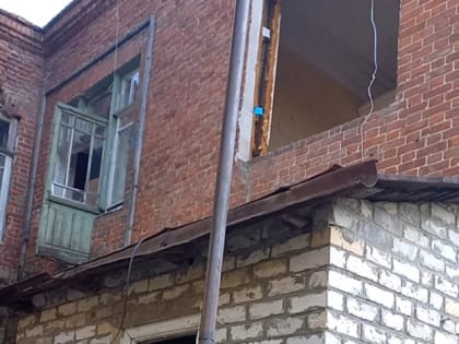 Очевидцы: в Саратове отданный под снос дом стал прибежищем "употребляющих" подростков