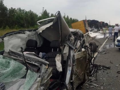 В Саратове столкнулись фура и легковушка. Пострадавшего достали спасатели, но он умер