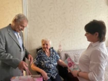 Во Фрунзенском районе поздравили с юбилеем ветерана труда