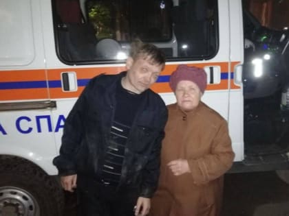 Спасатели вывели из ночного леса заблудившегося мужчину