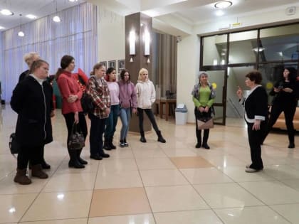 По приглашению депутатов дети попали за кулисы театра и окунулись в «Новогоднюю сказку»