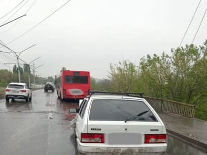 В Заводском районе легковушка неудачно догнала 6-й автобус