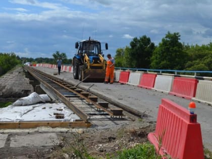 В районе села 1-я Берёзовка ремонтируют автомобильный мост через реку Медведицу