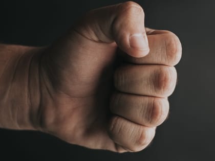 Двое молодых саратовцев залезли в дом знакомого и избили его