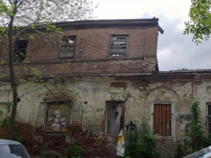 В центре Саратова прохожим угрожает рушащийся дом с мезонином