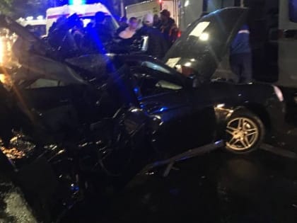 Ночью в Саратове "Приора" въехала в столб. Пострадали пять человек