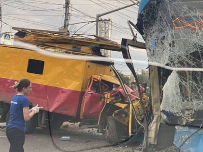 В Саратове столкнулись троллейбус и аварийка. Пострадали девять человек