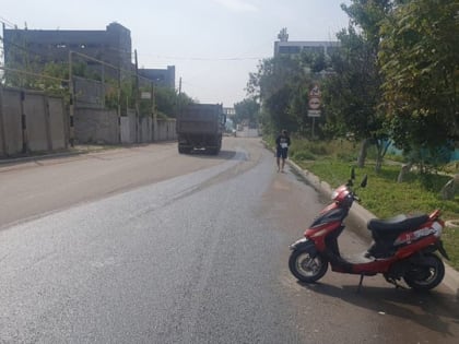 На Фабричной самосвал отправил водителя скутера в больницу