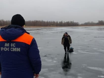 Запрет выхода на лед. В Энгельсе на берег эвакуировали пять рыбаков