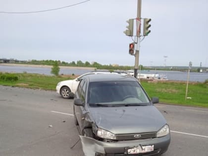На балаковской улице столкнулись два авто. Один водитель в больнице